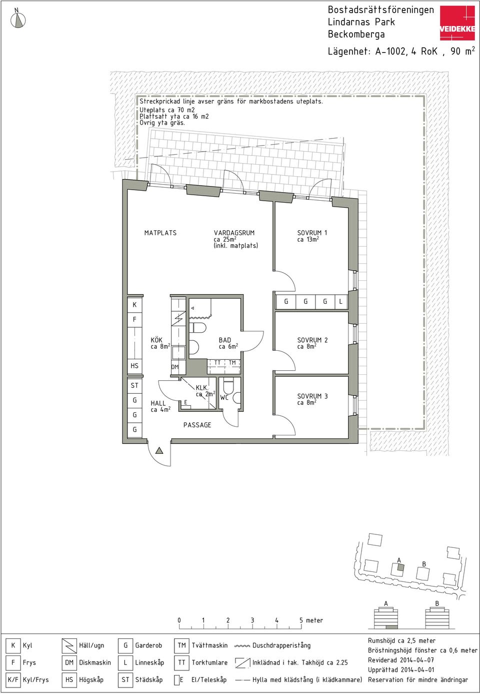 Uteplats ca 70 m2 Plattsatt yta ca 16 m2 Övrig yta gräs.