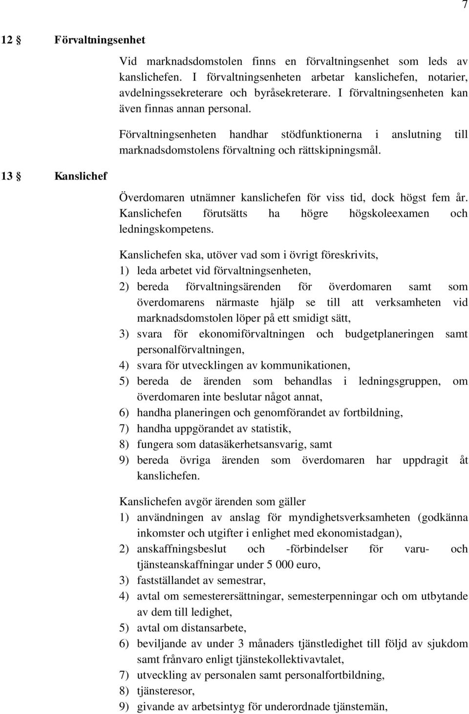 13 Kanslichef Överdomaren utnämner kanslichefen för viss tid, dock högst fem år. Kanslichefen förutsätts ha högre högskoleexamen och ledningskompetens.