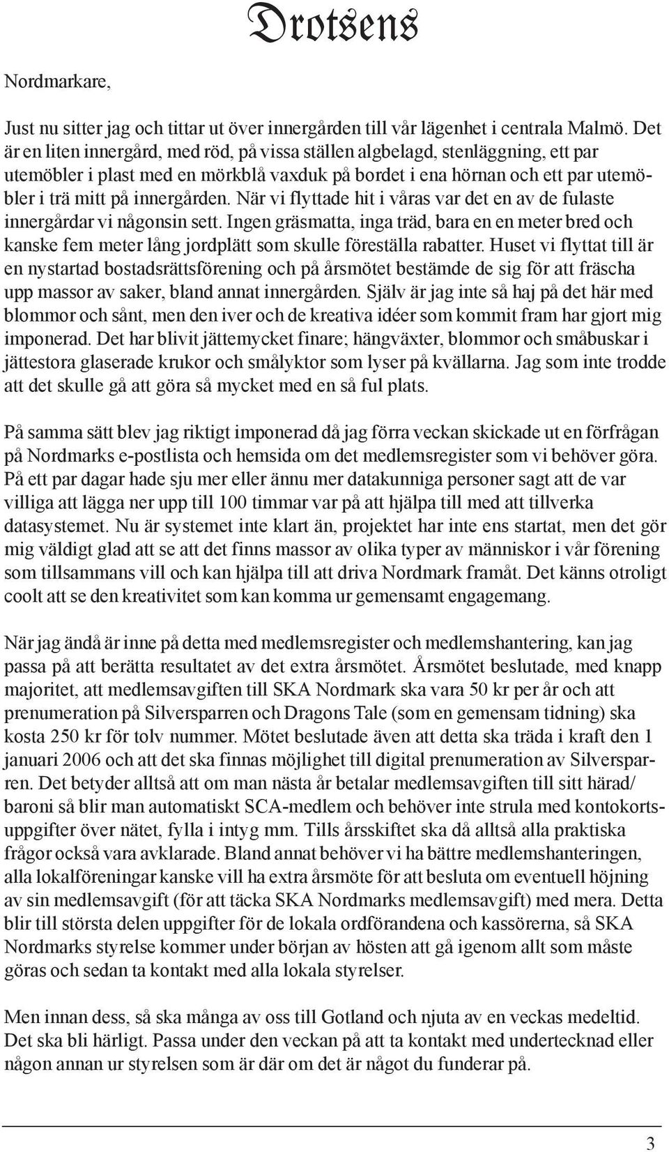 När vi flyttade hit i våras var det en av de fulaste innergårdar vi någonsin sett. Ingen gräsmatta, inga träd, bara en en meter bred och kanske fem meter lång jordplätt som skulle föreställa rabatter.