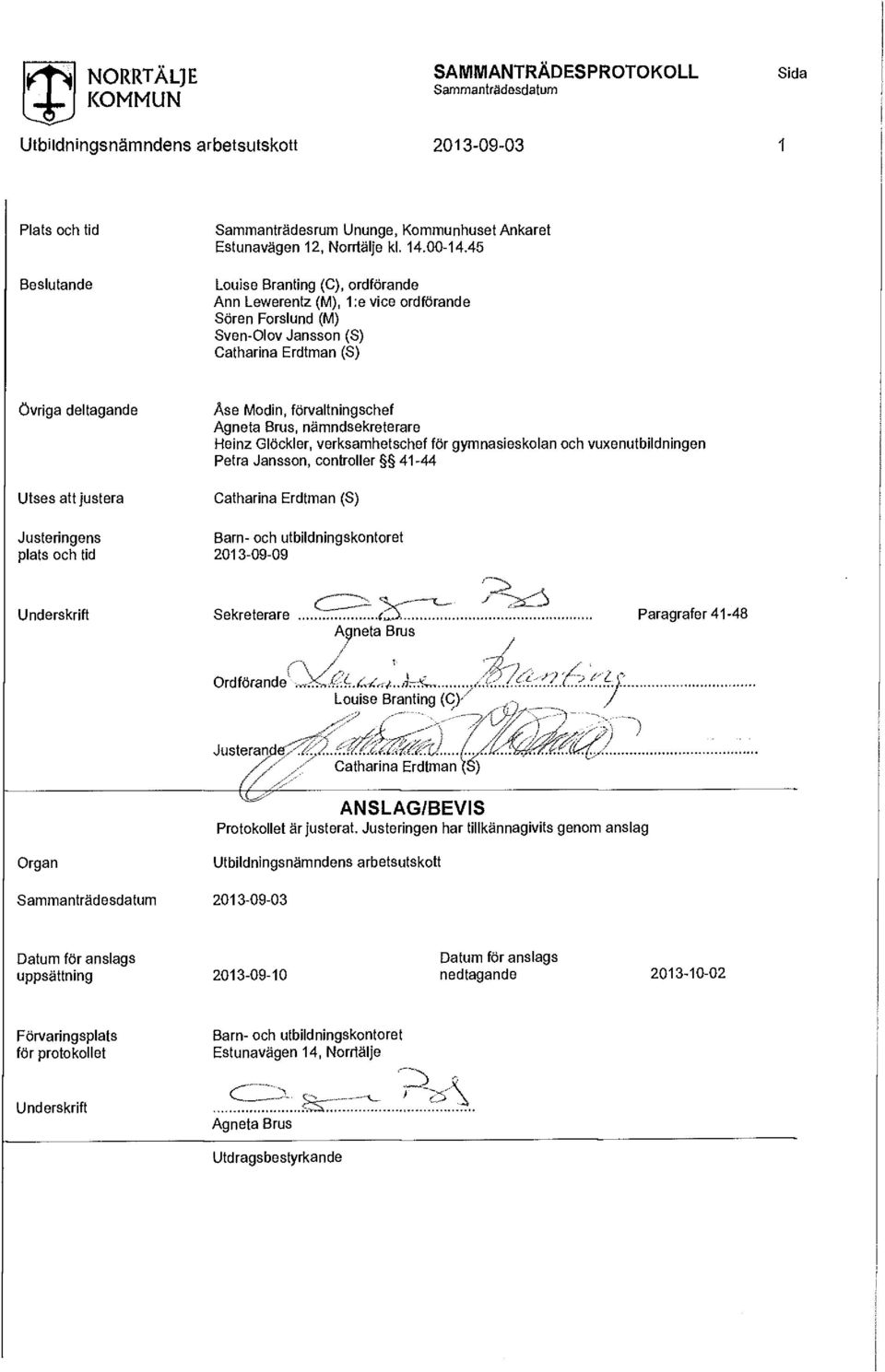 Modin, förvaltningschef Agneta Brus, nämndsekreterare Heinz Glöckler, verksamhetschef för gymnasieskolan och vuxenutbildningen Petra Jansson, controller 41-44 Catharina Erdtman (S) Barn- och