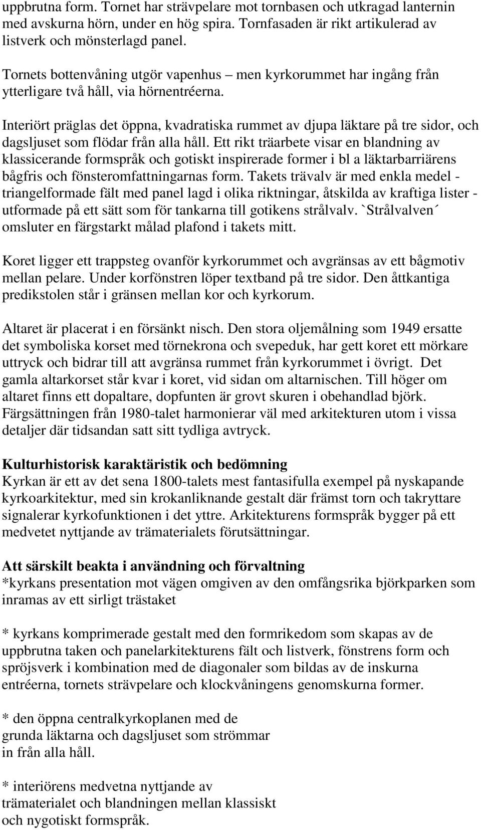Interiört präglas det öppna, kvadratiska rummet av djupa läktare på tre sidor, och dagsljuset som flödar från alla håll.