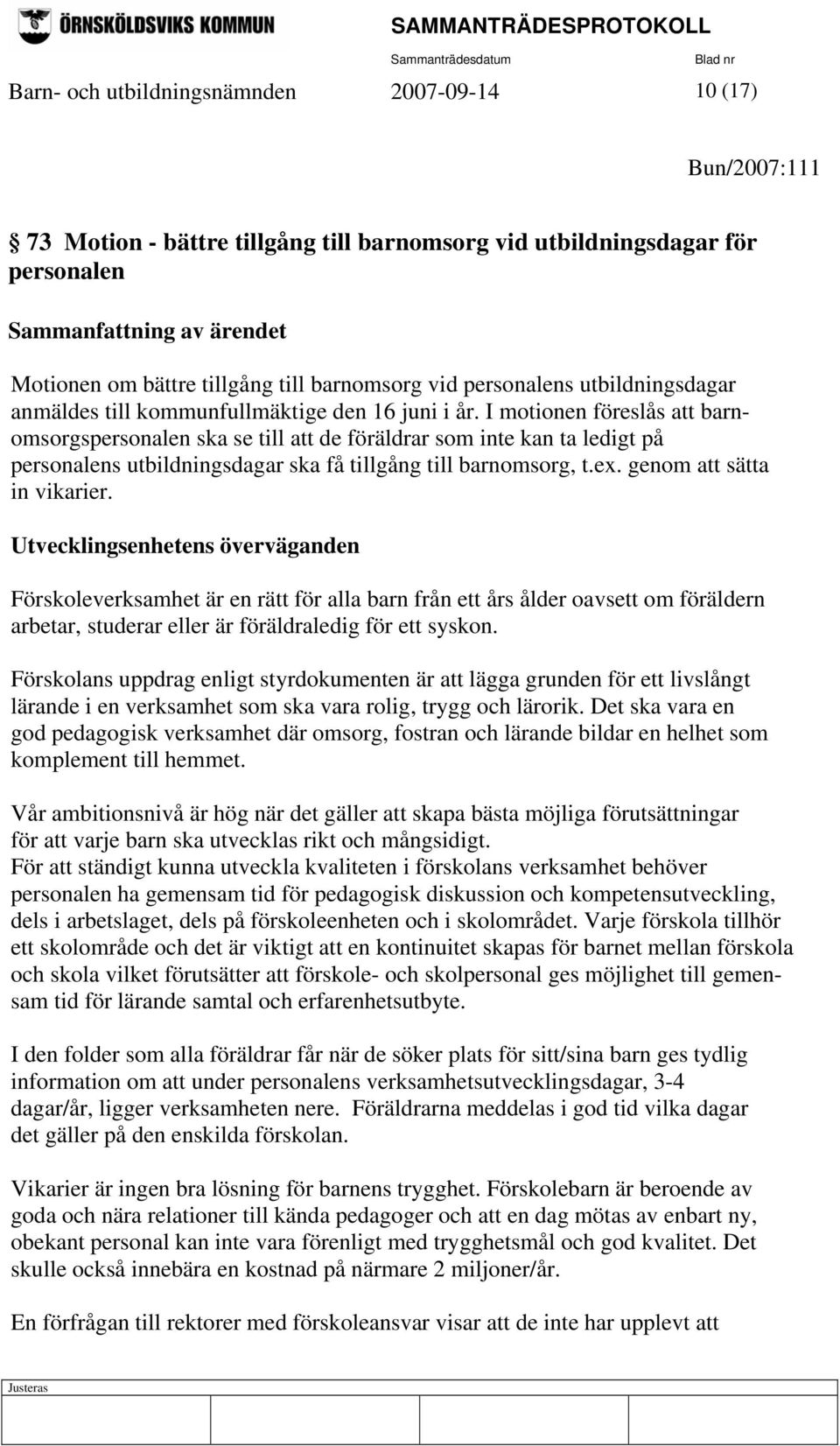 I motionen föreslås att barnomsorgspersonalen ska se till att de föräldrar som inte kan ta ledigt på personalens utbildningsdagar ska få tillgång till barnomsorg, t.ex. genom att sätta in vikarier.