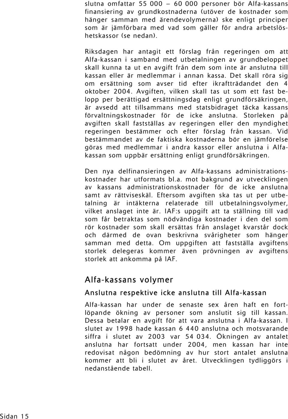 Riksdagen har antagit ett förslag från regeringen om att Alfa-kassan i samband med utbetalningen av grundbeloppet skall kunna ta ut en avgift från dem som inte är anslutna till kassan eller är