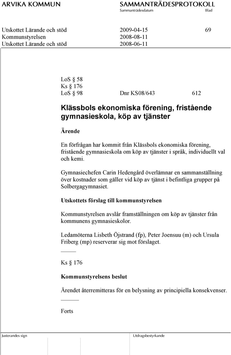 Gymnasiechefen Carin Hedengård överlämnar en sammanställning över kostnader som gäller vid köp av tjänst i befintliga grupper på Solbergagymnasiet.