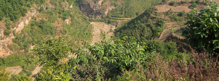 tropiska staden Pokhara alldeles vid foten av Himalaya. Framme i Pokhara checkar vi in på ett familjärt och trevligt hotell utmed området Lake Side i Pokhara.