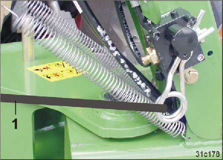 Bild 51 Koppla endast rena hydrauluttag (Bild 51) och hydraulkontakter. FARA Kontrollera hur bromsledningarna är dragna. Bromsledningen får inte skava mot andra delar. 7.