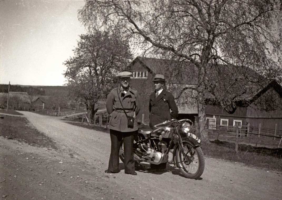 Kartan från år 1838 verkar indikera att manbyggnaderna har koncentrerats längs med landsvägen först sedan 1800-talets mitt.