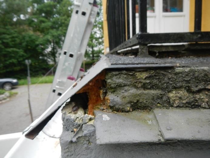 Bild 5. I anslutningen av det nya tätskiktet mot dropplåten förekom flertalet släppor av betydande storlek. Bild 6. Vid dropplåtens avslutande vid terrassens yttre hörn noterades en större otäthet.