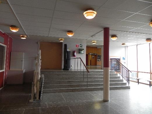 Denna sitter sedan ihop med en övre foajé som är placerad utanför idrottshallen. I Figur 2 nedan så visas en översiktlig ritning över hela byggnaden med idrottshallen till vänster.