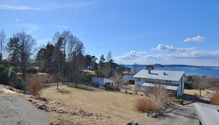 Län Västra Gatuadress Götaland Kommun Uddevalla Storlek 1006 m² Område Stången Tillträde tidigast Enligt överenskommelse " Läget är heltklart det bästa med denna fastighet.