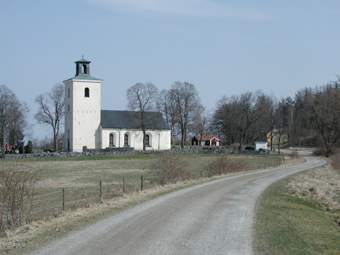 TILLBERGA KYRKA Tillbergaby 7:1, Tillberga församling, Västerås kommun, Västmanlands län BESKRIVNING Kyrkomiljön Tillberga är en liten jordbruksdominerad socken, vars landskap kännetecknas av bördiga