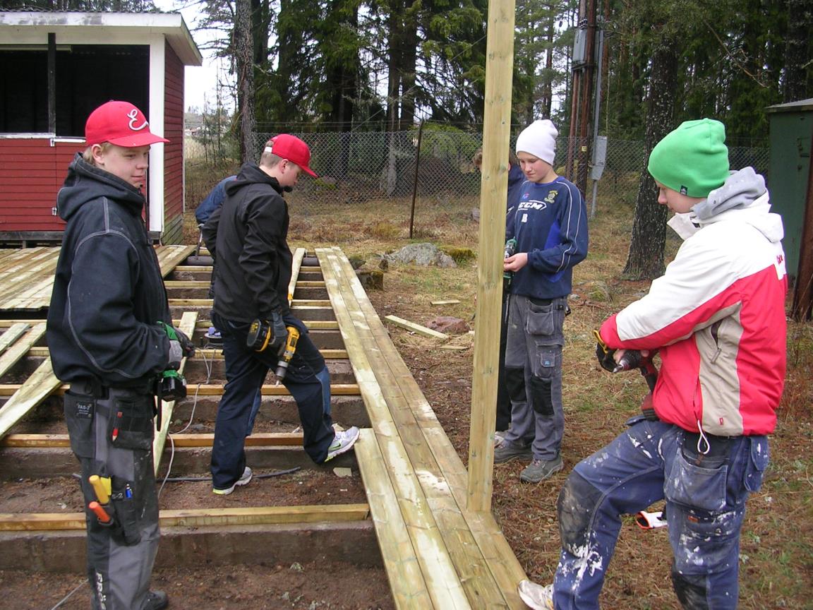 Östervåla Saints på Skogsvallen Bygge av dansbana på Skogsvallen.