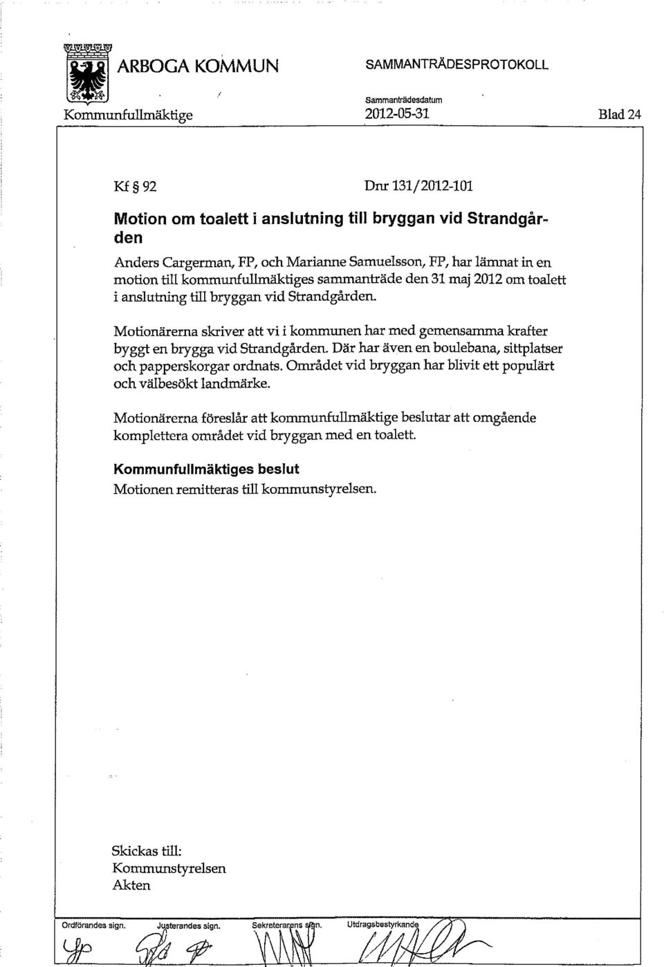 Motionärerna skriver att vii kommunen har med gemensamma krafter byggt en brygga vid Strandgården. Där har även en boulebana, sittplatser och papperskorgar ordnats.