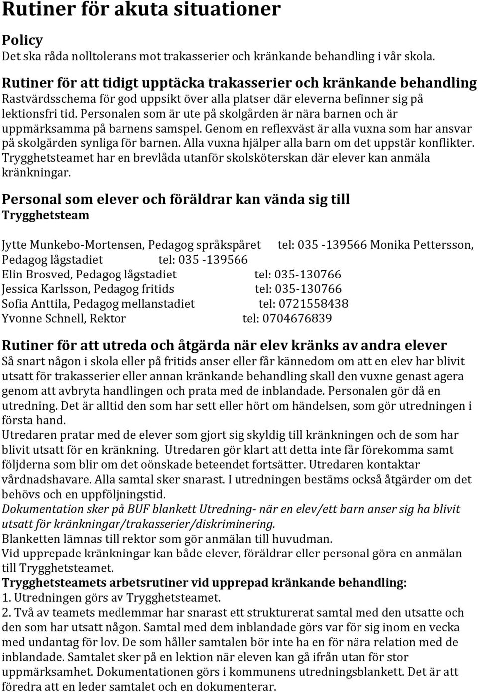 Personalen som är ute på skolgården är nära barnen och är uppmärksamma på barnens samspel. Genom en reflexväst är alla vuxna som har ansvar på skolgården synliga för barnen.