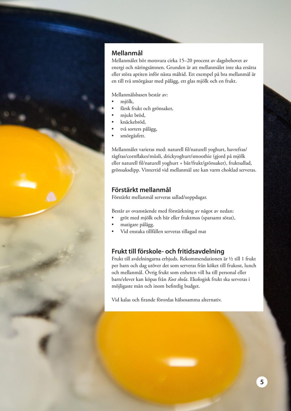 Mellanmålsbasen består av: mjölk, färsk frukt och grönsaker, mjukt bröd, knäckebröd, två sorters pålägg, smörgåsfett.