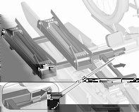 72 Förvaring Tryck ned hållaren (1) och för handtaget (2) bakåt tills det snäpper fast. Uppsättning av första cykeln 3. Säkra båda cykelhjulen mot hjulhållarna med spännbanden. 4.