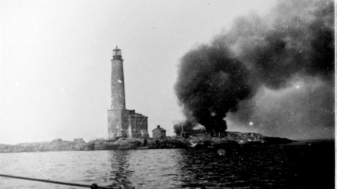 Bengtskärs fyr en av de största i Norden. Den uppfördes 1906 på mindre än ett år, byggd av sten från själva ön. Behovet var att skydda vintersjöfarten till Hangö.