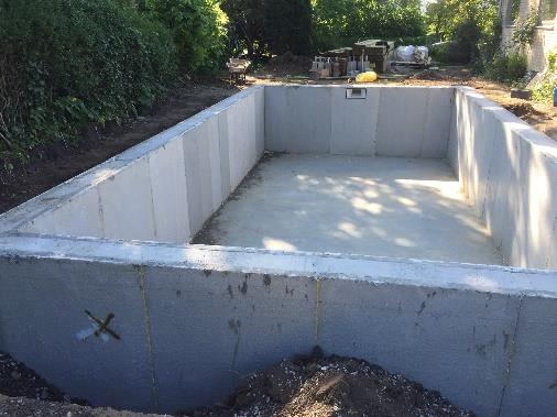 Att bygga pool är ett större projekt än många tror. Vatten ska man inte underskatta krafterna i och genom att tänka igenom ditt projekt noga så kan du bättre lyckas med ditt projekt. 1.