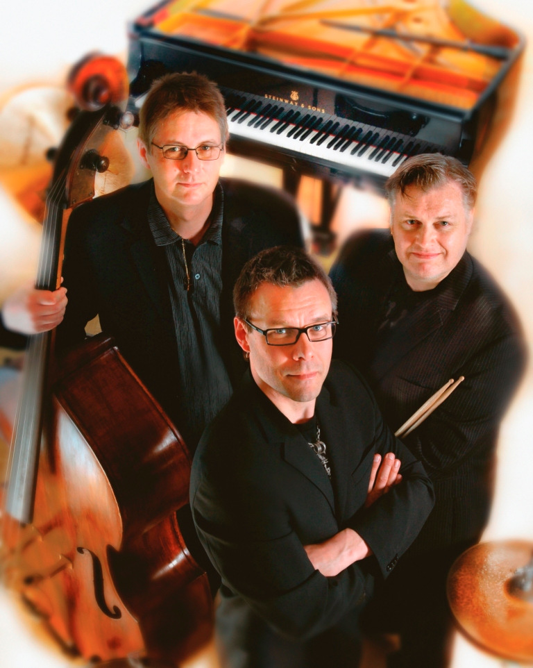 6 (11) Trio X - Melodikryss Musik i Upplands jazztrio består av Lennart Simonson, piano, Per V Johansson, bas, och Joakim Ekberg, trummor. Nu är trion tillbaka med sitt populära melodikryss.