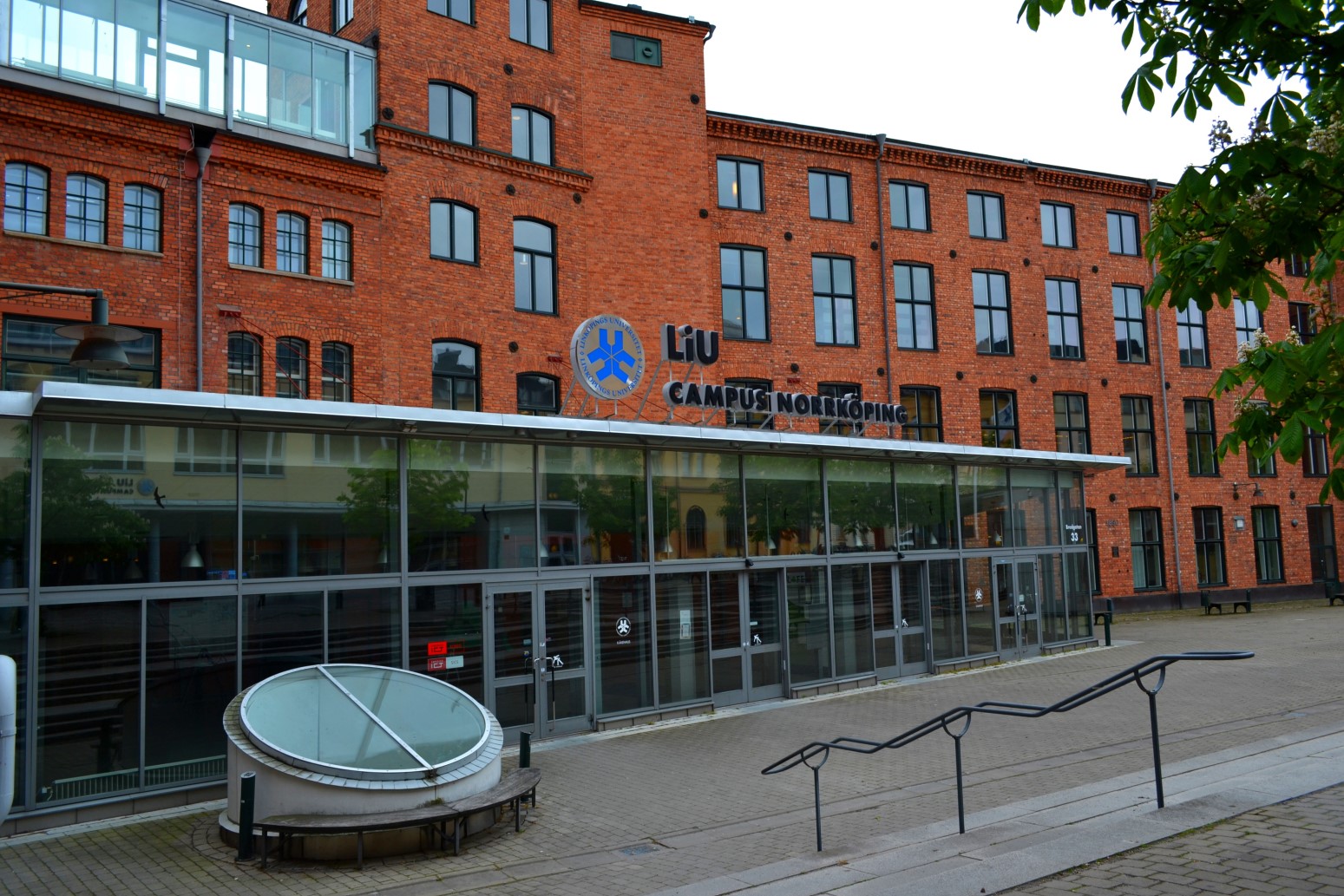 Campus Norrköping Linköpings Universitet Linköpings Universitet är ett av Sveriges största och äldsta universitet med ca 27 000 studenter och ca 3 900 anställda.