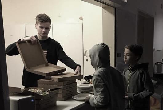 Efter träningspasset duschade alla och sedan samlades vi inomhus för en härlig pizzamåltid. I väntan på leverans av pizza spelades det rundpingis med stor entusiasm.