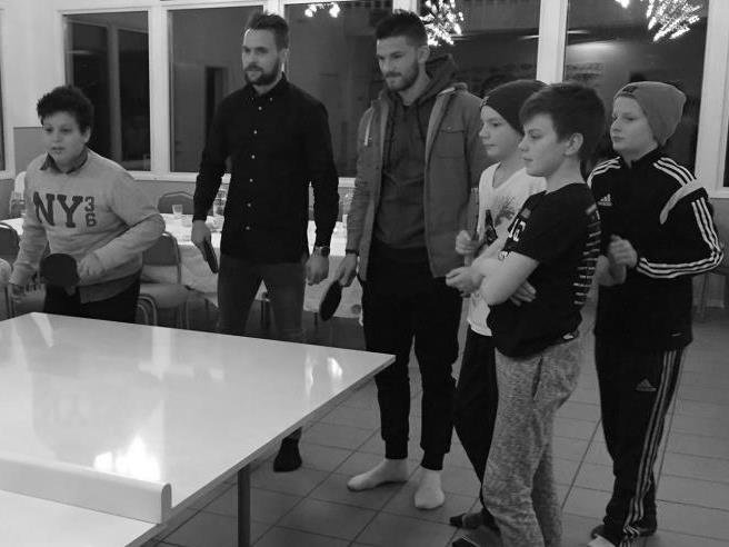 Efter pizzan kom det en överraskning för killarna. Då fick vi besök av ÖSK spelarna OSCAR Jansson (målvakt) och BRENDAN Hinez-Ike.
