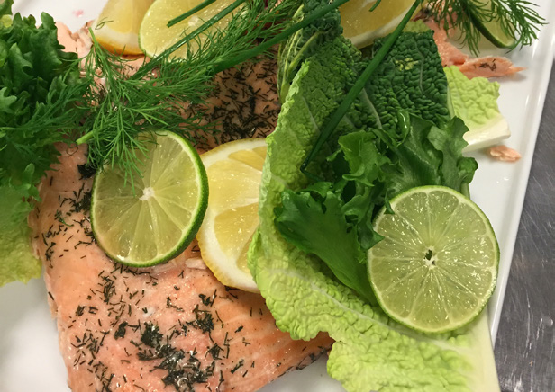 Lilla julbordet 205 kr Inlagd sill & senapssill Gravad lax med hovmästarsås Gräslökspannacotta toppad med röd rom Grönkålssallad med saffransdressing Julskinka med systrarnas senap Rödbetssallad