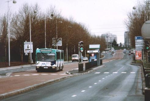 BUSSVÄGAR, BUSSGATOR OCH BUSSKÖRFÄLT Bussvägar och Bussgator Ökar framkomligheten Kortare restid och körsträcka Billigare drift Attraktivare trafik Busskörfält Mittplacerade ger minst störning för