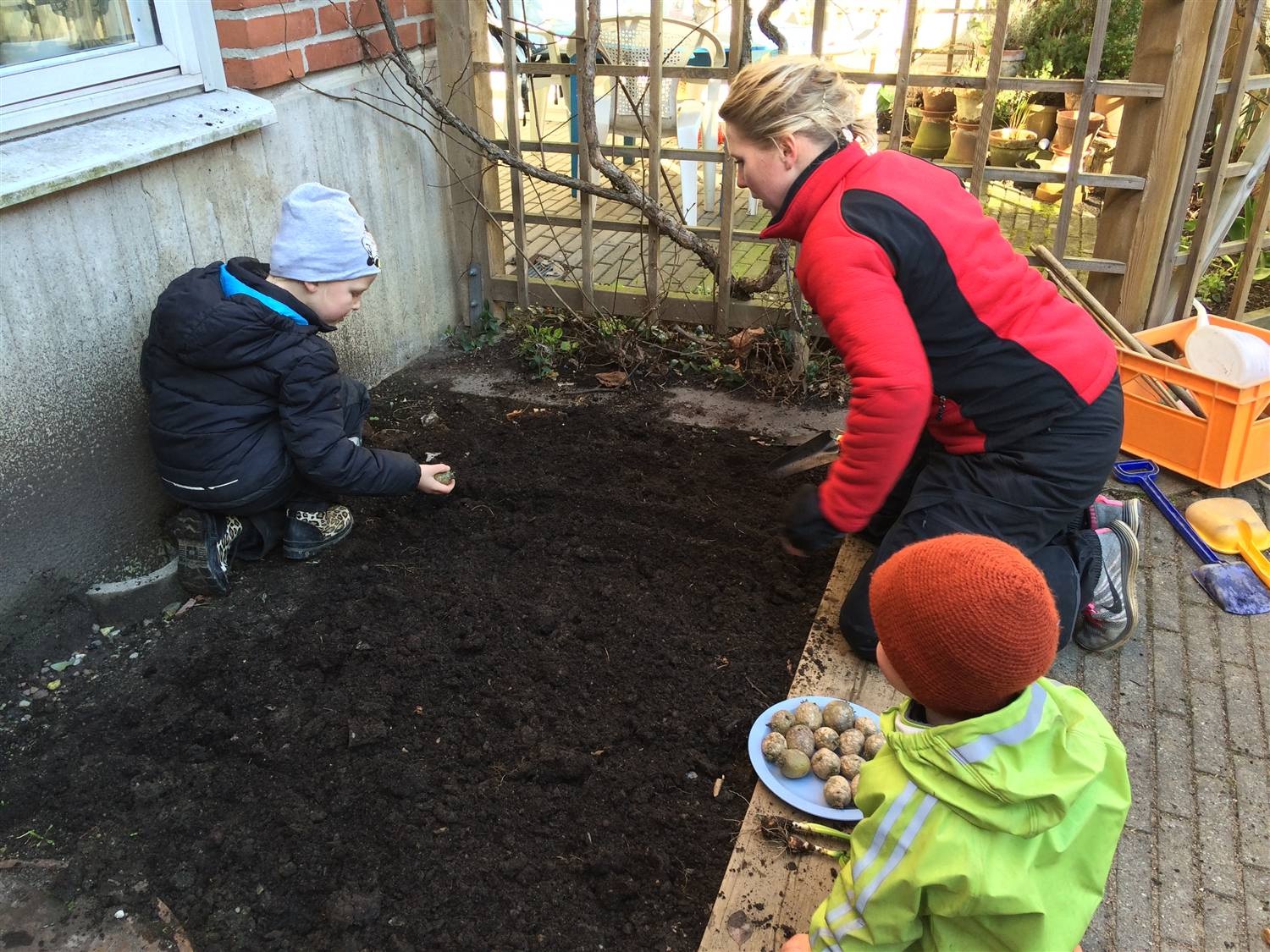 gården ska v kolla hur blommorna mår. I och med att alla barn har vart delaktga detta arbetet så har ntresset för odlng och planterng vuxt och blvt en naturlg del vår verksamhet.