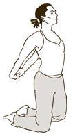 Korsa armarna och ta tag bakom knäna. Runda ryggen och pressa skuldrorna mot taket. OBS! Från stående ställning till övningens position: Sätt händerna på knäna och fäll framåt med rak rygg.