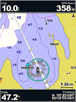 Använda sjökort Kompassros visar en kompassros runt båten, som anger kompassriktningen. Sann vind- eller skenbar vindriktning visas om enheten är ansluten till en kompatibel marin vindsensor.