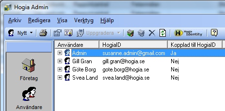 I Hogia Admin kan du se om en användare är kopplad till HogiaID, vilket betyder att en inbjudan till HogiaID är skickat till användaren och koppling till SQL-användaren är gjord.