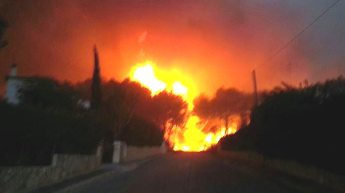 NOTISER 28 COSTA BLANCA. På norra Costa Blanca härjar i skrivandets stund en stor brand.