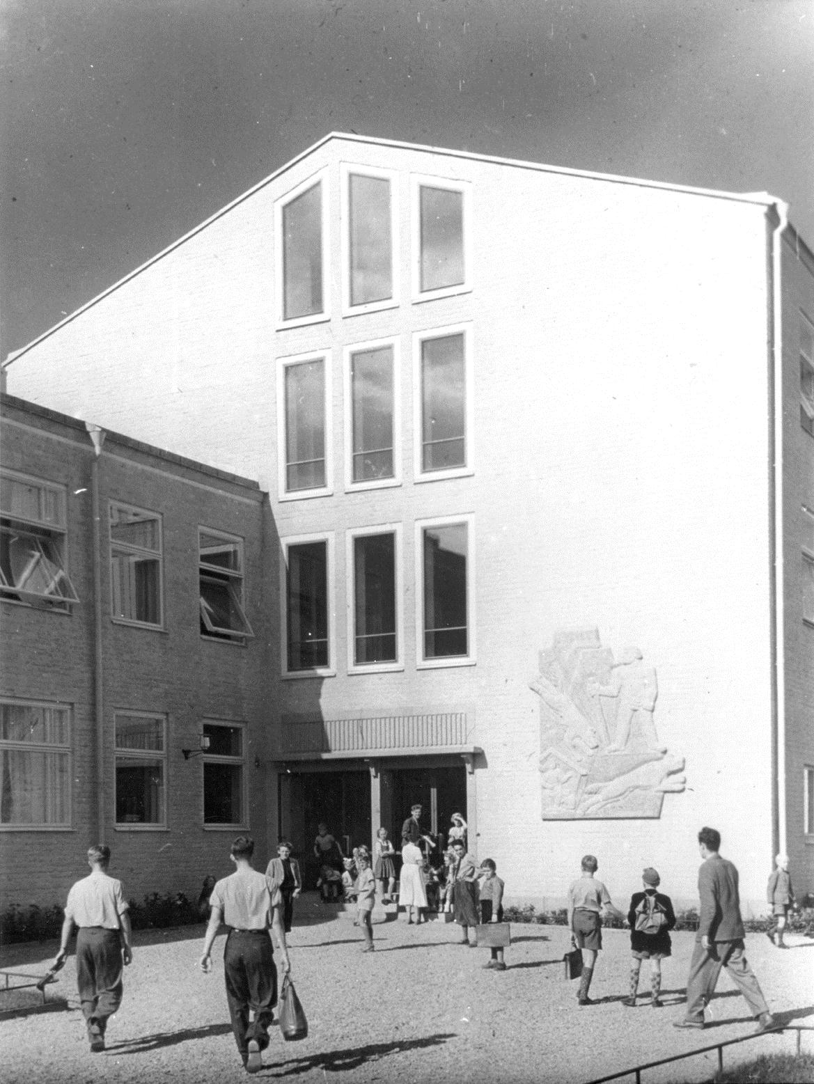 Lite historik Nya Elementar startade 1828! CJL Almqvist var rektor mellan 1829-1841. Skolan låg vid Hötorget de första 100 åren och flyttade till Bromma 1950.