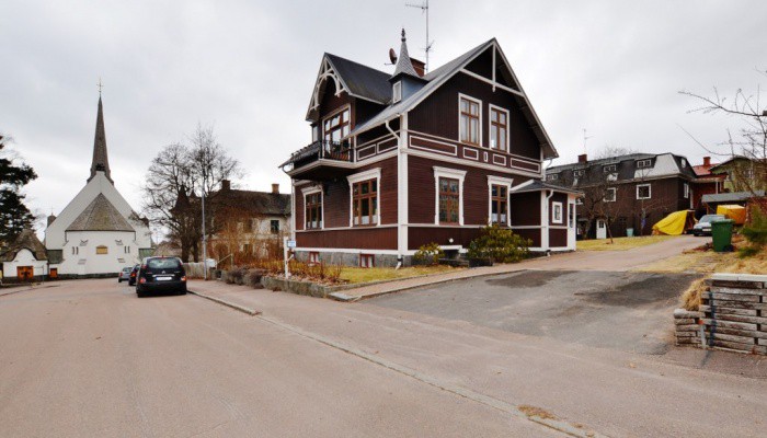 Län Värmland Gatuadress Kommun Arvika Storlek 5 rum (2 sovrum) / 128 m² Tillträde tidigast Enligt överenskommelse " Det är en otroligt hemtrevlig bostad med många sällskapsytor, belägen i lugnt och