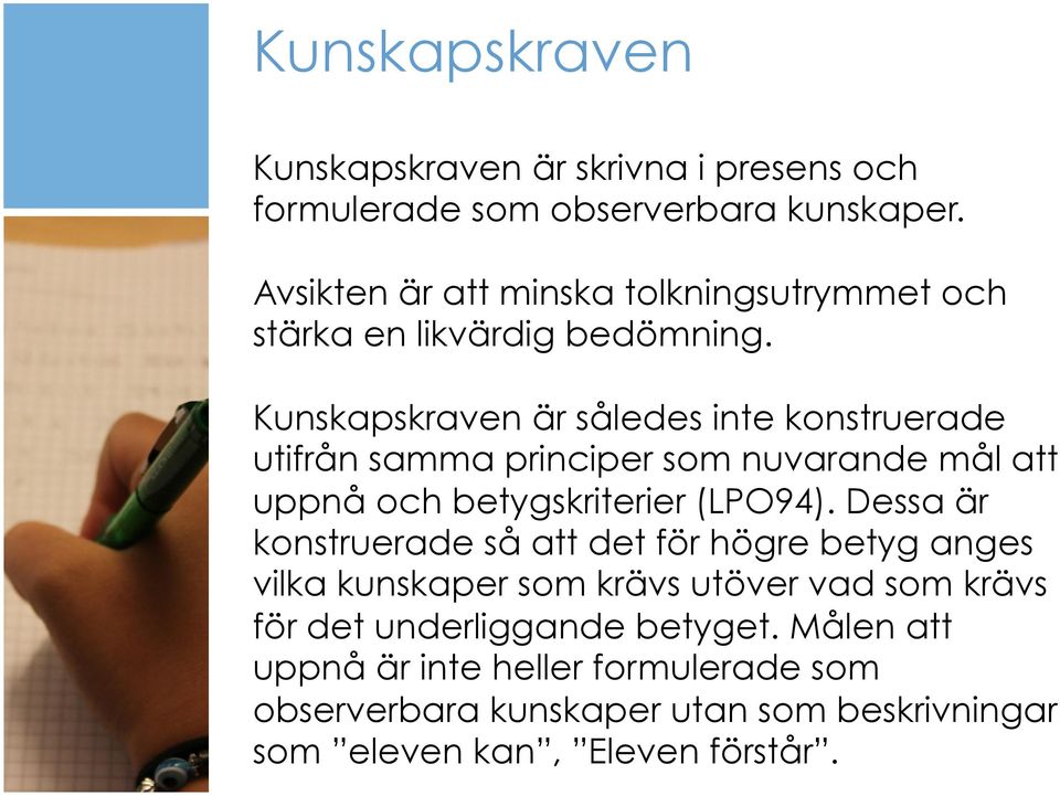 Kunskapskraven är således inte konstruerade utifrån samma principer som nuvarande mål att uppnå och betygskriterier (LPO94).