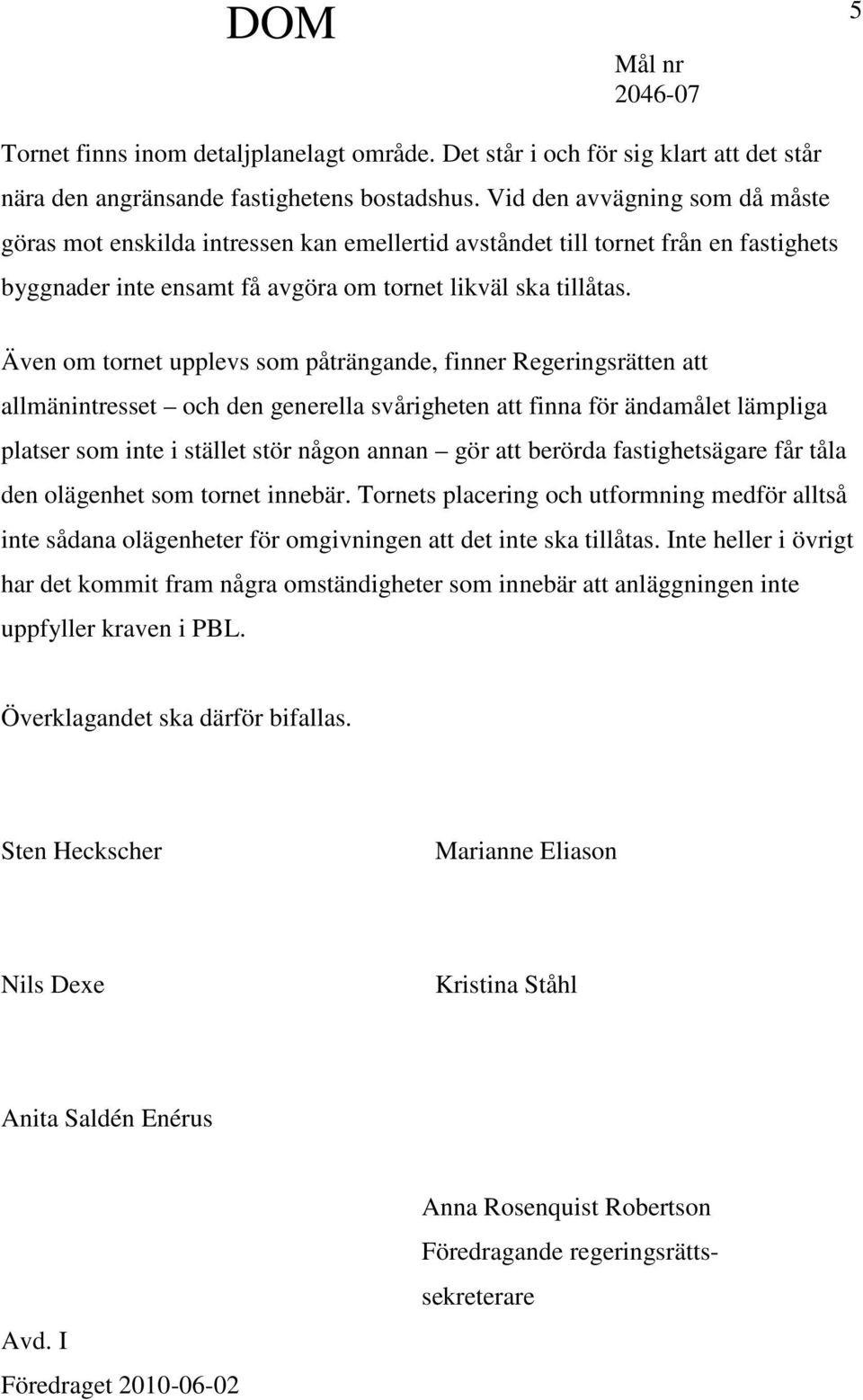 Även om tornet upplevs som påträngande, finner Regeringsrätten att allmänintresset och den generella svårigheten att finna för ändamålet lämpliga platser som inte i stället stör någon annan gör att