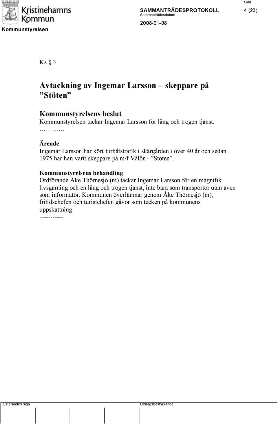 Ordförande Åke Thörnesjö (m) tackar Ingemar Larsson för en magnifik livsgärning och en lång och trogen tjänst, inte bara som transportör utan