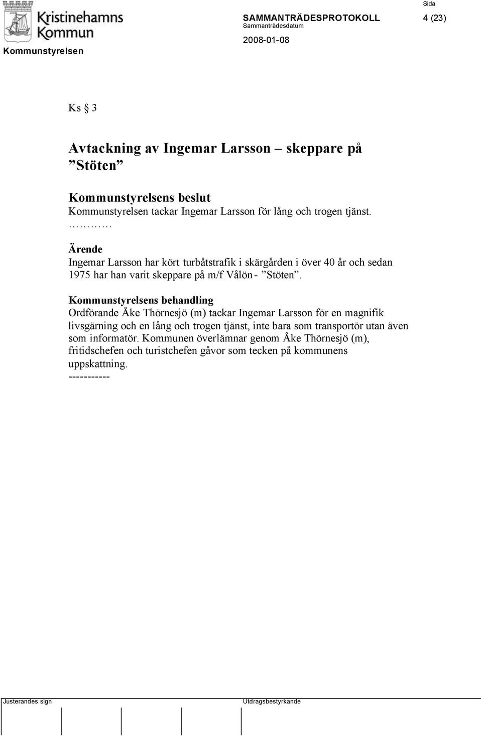 Ordförande Åke Thörnesjö (m) tackar Ingemar Larsson för en magnifik livsgärning och en lång och trogen tjänst, inte bara som transportör utan