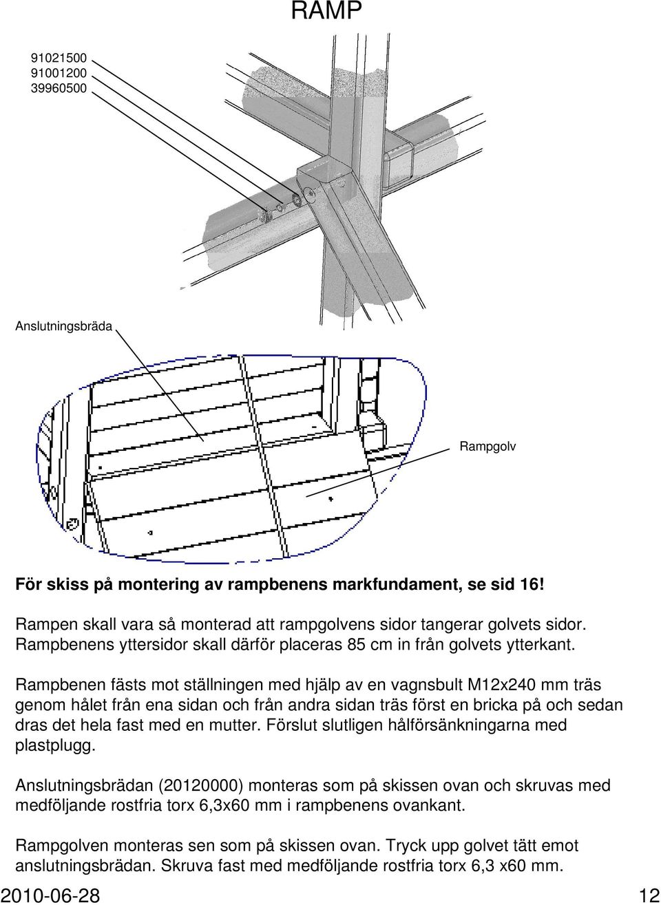 Rampbenen fästs mot ställningen med hjälp av en vagnsbult M12x240 mm träs genom hålet från ena sidan och från andra sidan träs först en bricka på och sedan dras det hela fast med en mutter.