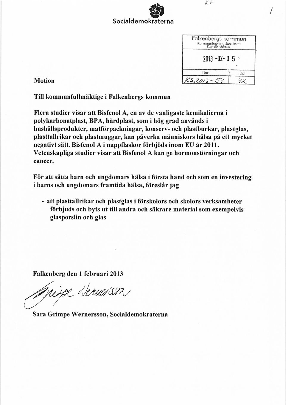 ett mycket negativt sätt. Bisfenol A i nappflaskor förbjöds inom EU år 2011. Vetenskapliga studier visar att Bisfenol A kan ge hormonstörningar och cancer.