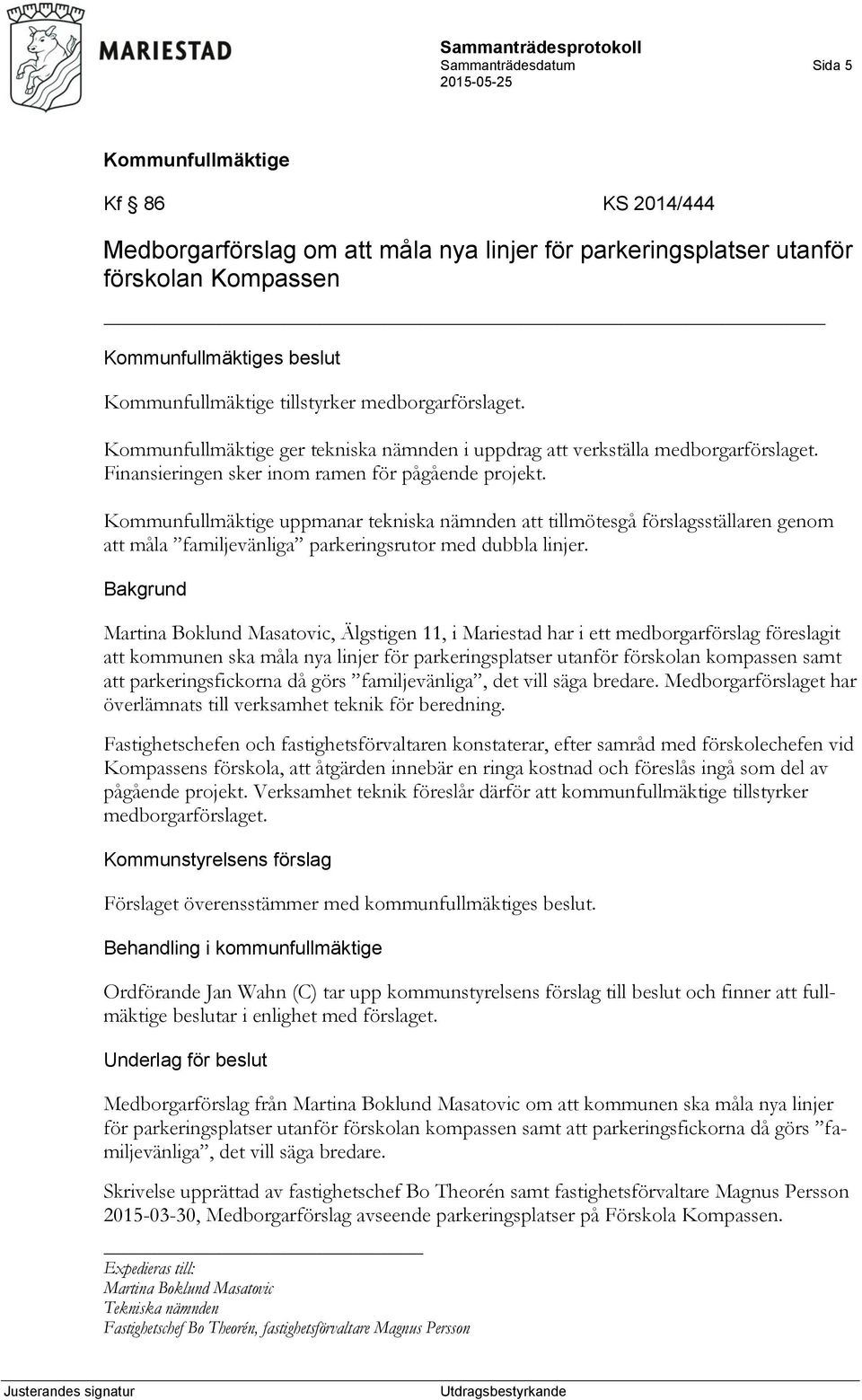 uppmanar tekniska nämnden att tillmötesgå förslagsställaren genom att måla familjevänliga parkeringsrutor med dubbla linjer.