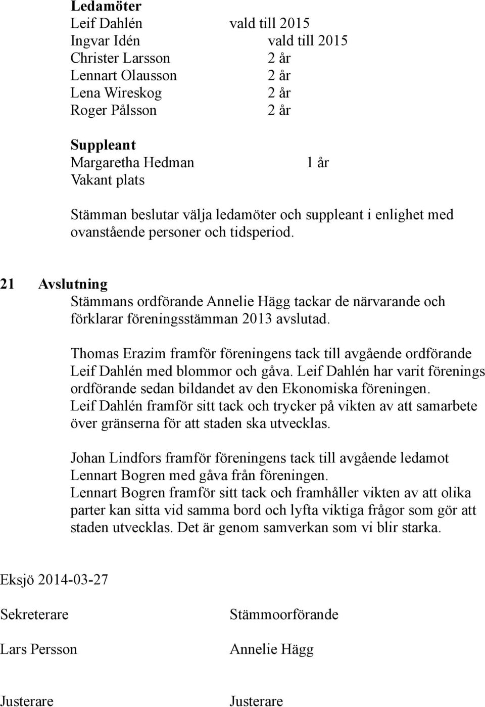 Thomas Erazim framför föreningens tack till avgående ordförande Leif Dahlén med blommor och gåva. Leif Dahlén har varit förenings ordförande sedan bildandet av den Ekonomiska föreningen.