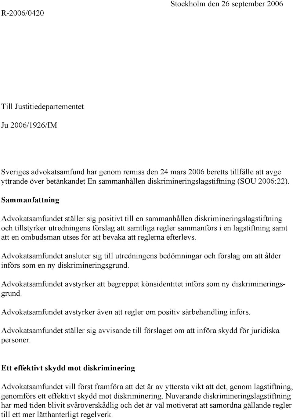 Sammanfattning Advokatsamfundet ställer sig positivt till en sammanhållen diskrimineringslagstiftning och tillstyrker utredningens förslag att samtliga regler sammanförs i en lagstiftning samt att en