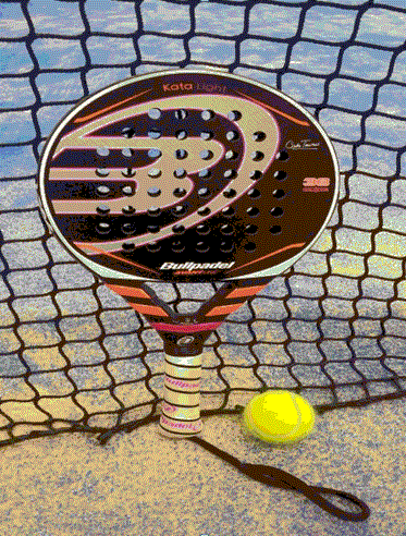 bollen innehåller då padelbollen har något mindre för att inte studsa lika mycket som tennisbollen. (International Padel Federation 2008, s.15) 2.