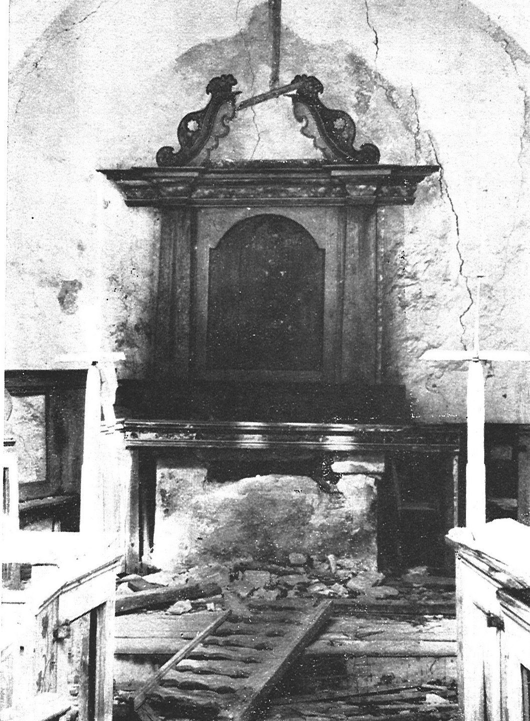 Ignaberga gamla kyrka invändiga arbeten T.v. Koret innan restaureringen på 1920-talet. Äldre fotografi ur skriften Ignaberga gamla kyrka, 1965.