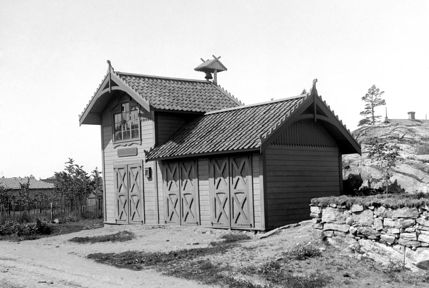 förskotterad af jordegarne och utdebiteras på husegarne inom en tid af fem år i enlighet med en å sammanträdet fastställd fyrktalslängd.