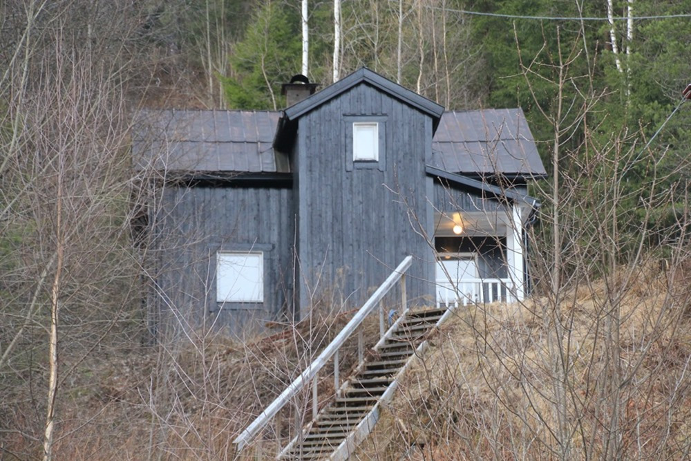 Belägen i Torsby kommun, Övre Älvdal församling. Skattesats 35,45. Storlek Tomt Planlösning Boarea ca 70 m². Osäkerhet råder om areans storlek. 3 rum, varav 2 sovrum. Tomtarea 2 721 m² (friköpt).