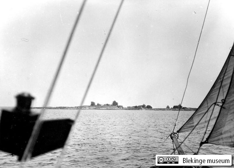 Bildnummer: LUF 5944 2 Flaggskär/Flakskär fotograferad från segelbåt, troligen söderut mot norra delen av ön.