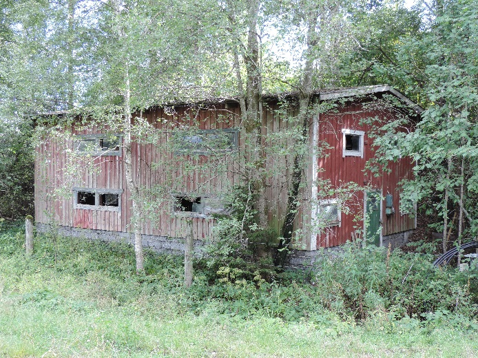 Gjutet valv och murad grund. Inrymmer f.d. hönshus med äldre träinredning samt en loge. Byggnadsmått: ca 10 x 6,5 m. Byggnaden lämnas i befintligt skick, d.v.s. lösöret i denna byggnad övertages av köparen utan kostnad och byggnaden lämnas utan utförd städning.